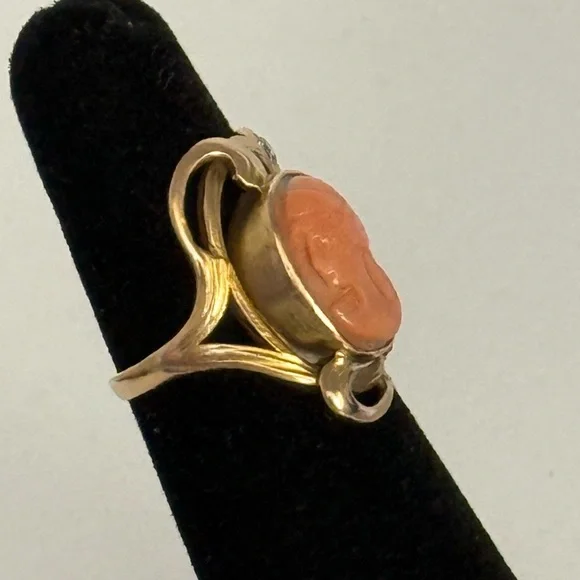 Estate yellow Gold diamond and Coral Cameo Ring 8.3 grams - Picture 2 of 7